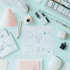 Flach angeordnete futuristische KI-Tools auf einem Schreibtisch im minimalistischen Stil